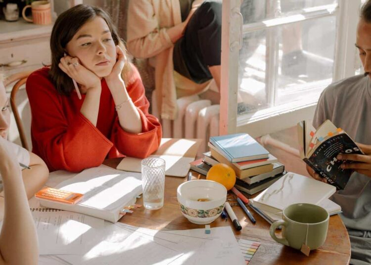 fille qui étudie ne pas perdre son anglais