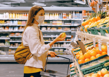 fille courses 10 aliments avoir kot