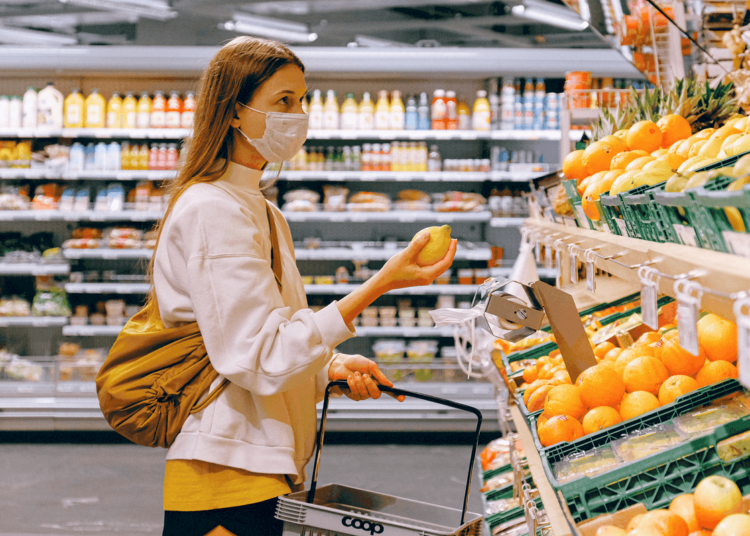 fille courses 10 aliments avoir kot