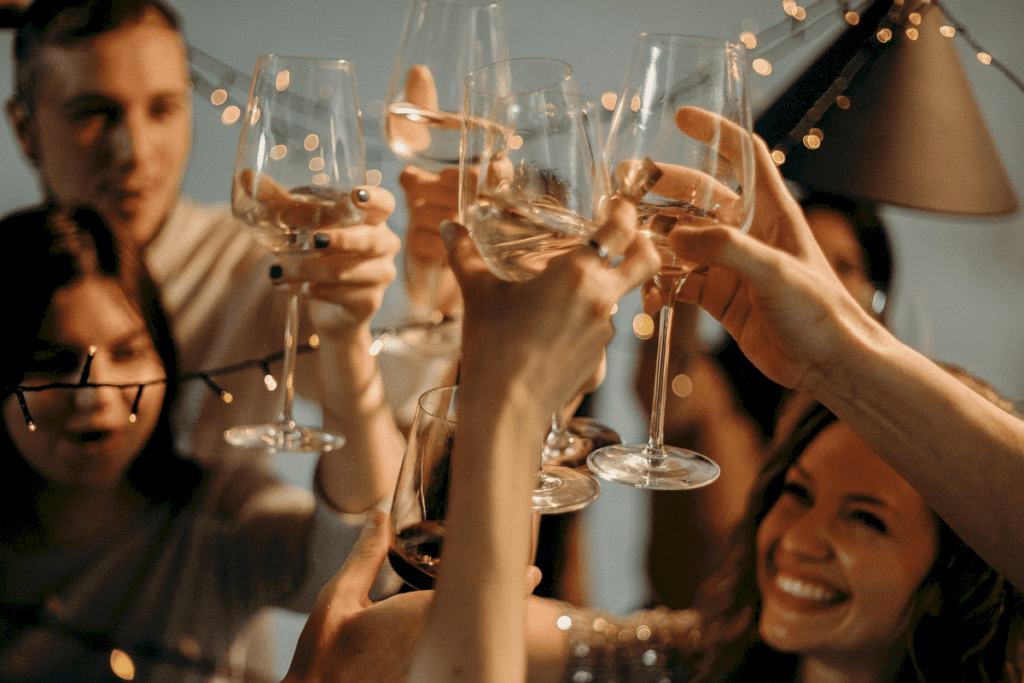 pexels-cottonbro-amis verres soirée budget soirée