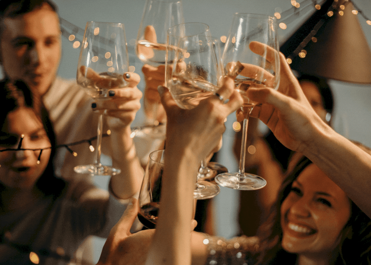 pexels-cottonbro-amis verres soirée budget soirée