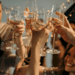 pexels-cottonbro-amis verres soirée budget soirée