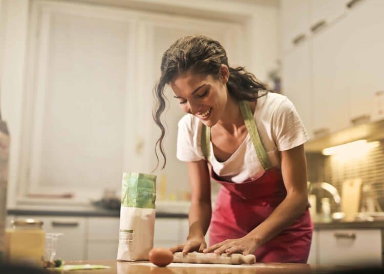 fille qui cuisine contente master chef de la cuisine etudiante