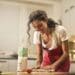 fille qui cuisine contente master chef de la cuisine etudiante