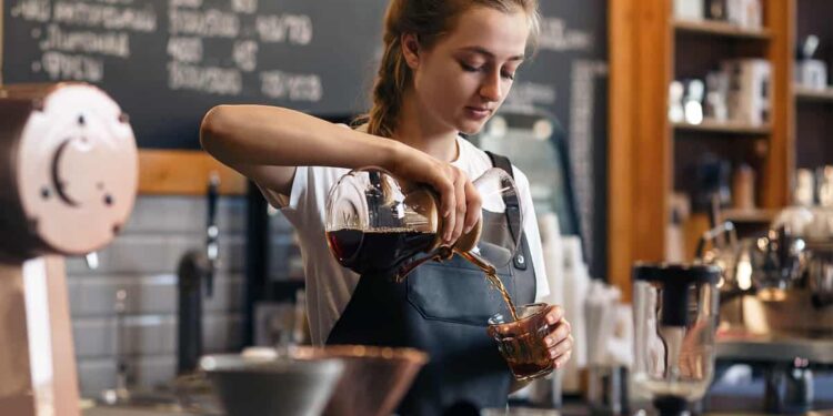 fille qui bosse cafe pourquoi avoir job etudiant