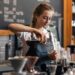 fille qui bosse cafe pourquoi avoir job etudiant