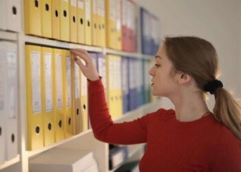 fille devant farde rentrée academique