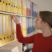 fille devant farde rentrée academique