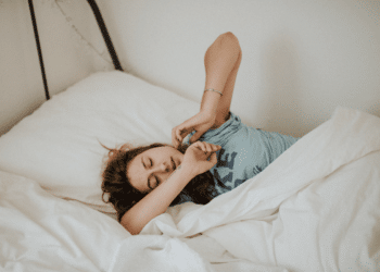 unsplash Kinga Cichewicz - fille qui dort dans lit 5 astuces a suivre pour ne plus etre en retard en cours