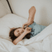 unsplash Kinga Cichewicz - fille qui dort dans lit 5 astuces a suivre pour ne plus etre en retard en cours