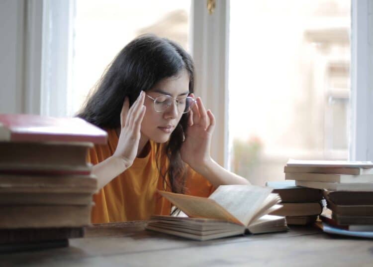 jeune fille concentrée mémorise