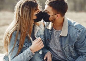jeune fille jeune garçon s'embrassent