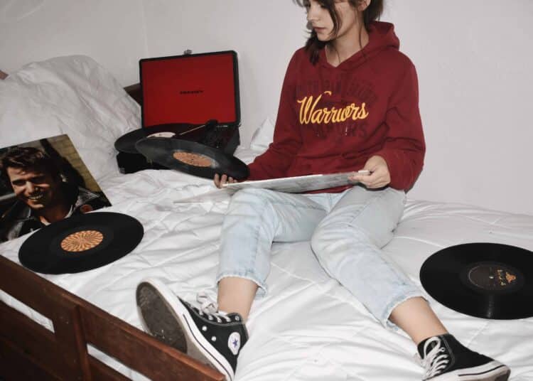 fille qui regarde des vinyls 5 albums à redécouvrir