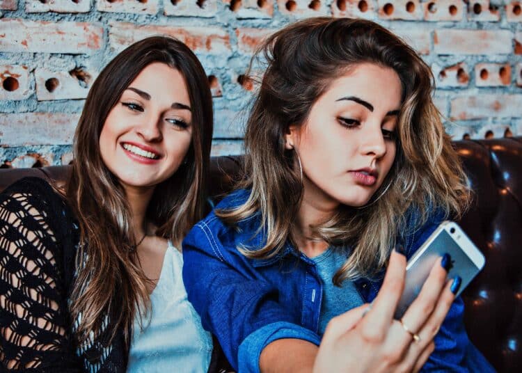 deux filles selfies face cachée de tiktok