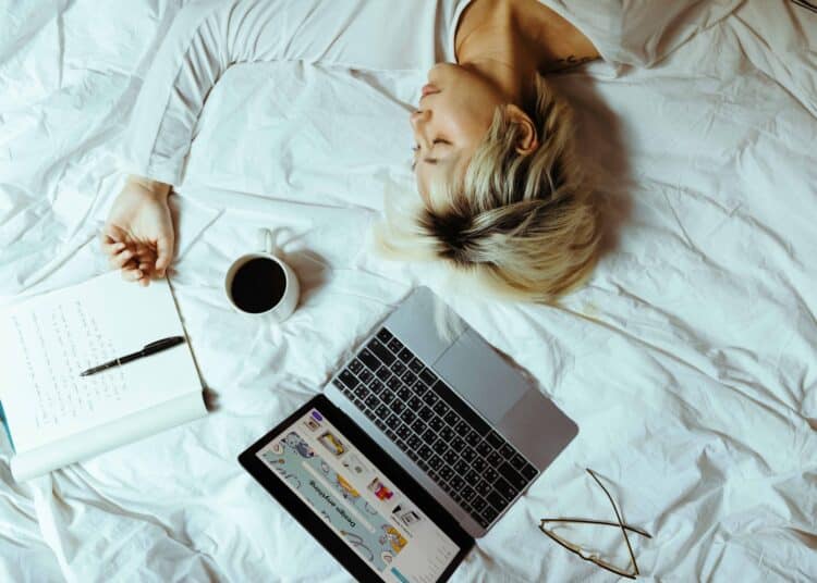 jeune sur lit sommeil pas sortir parce que jai la flemme