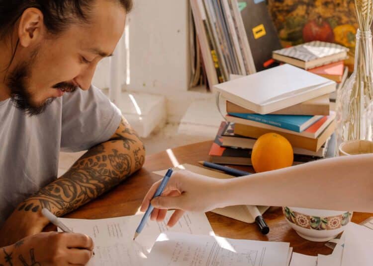 jeune homme qui etudie et apprend 3 techniques d'apprentissage rapide