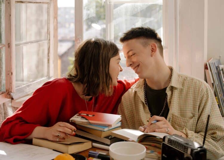 deux jeunes amoureux signes kiffe ton ta coloc