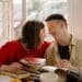deux jeunes amoureux signes kiffe ton ta coloc