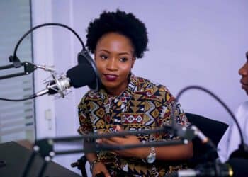 femme devant micro 3 podcasts incontournables pour etudiants