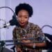 femme devant micro 3 podcasts incontournables pour etudiants