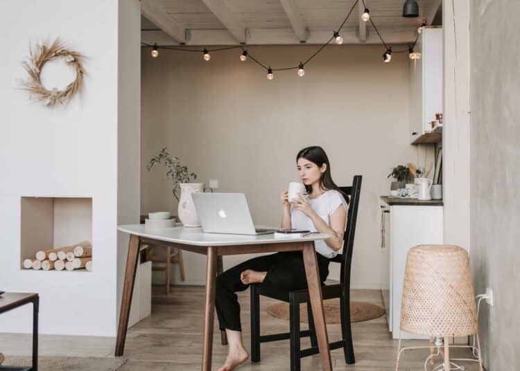 fille devant ordinateur au matin comment bien commencer journée