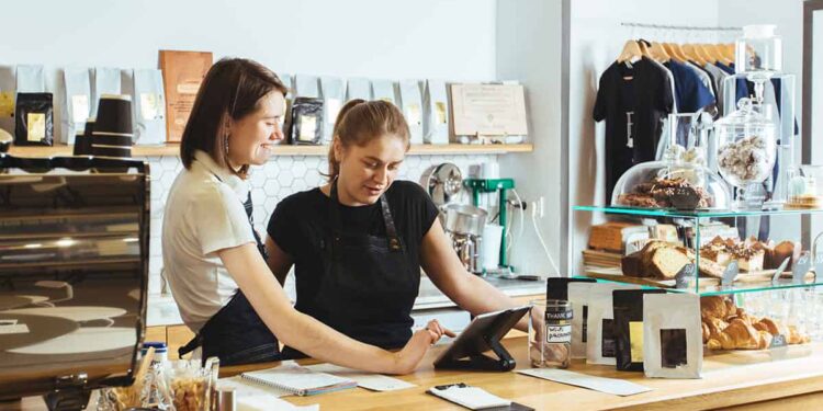 deux filles dans un café meilleurs jobs étudiants