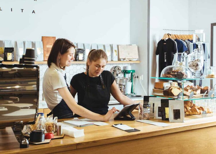 deux filles dans un café meilleurs jobs étudiants