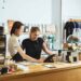 deux filles dans un café meilleurs jobs étudiants