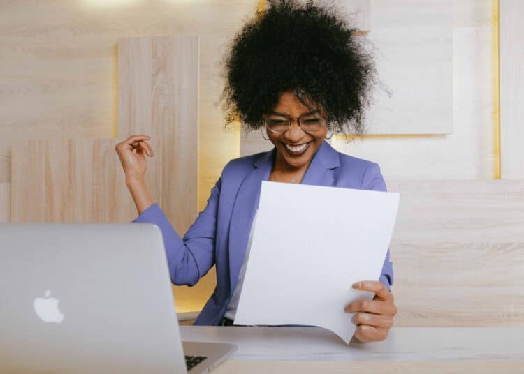 jeune fille contente QCM à points négatifs