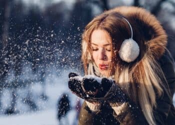 jeune fille contente hiver meilleure saison