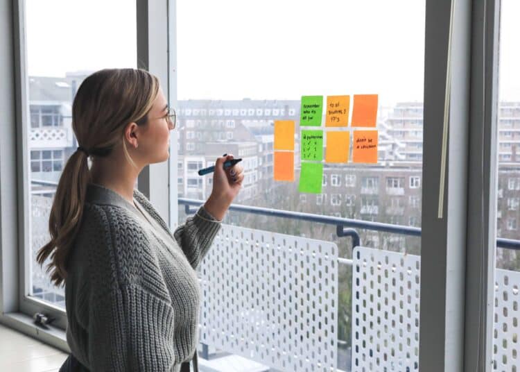 unsplash magnet me - jeune fille combine mémoire et stage