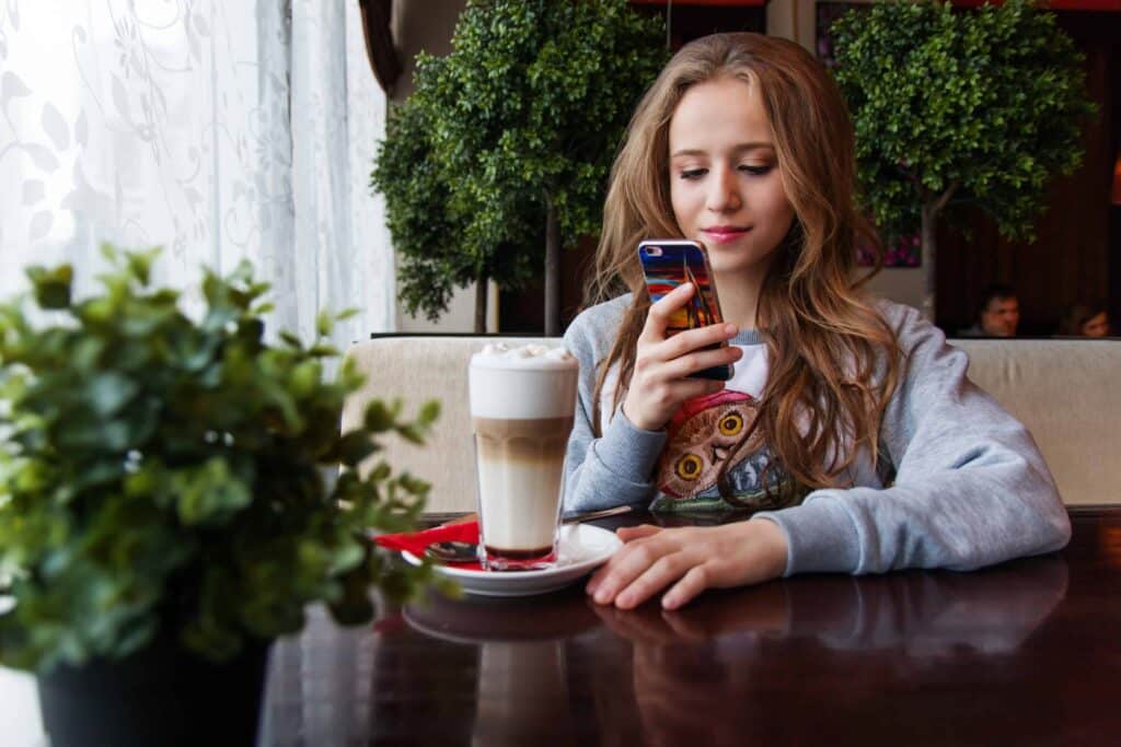 fille sur son téléphone dossier application pour ta vie étudiante