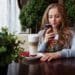 fille sur son téléphone dossier application pour ta vie étudiante