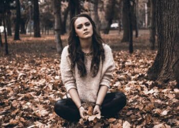 fille triste dans les bois inféidélité dois je lui pardonner