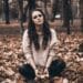 fille triste dans les bois inféidélité dois je lui pardonner