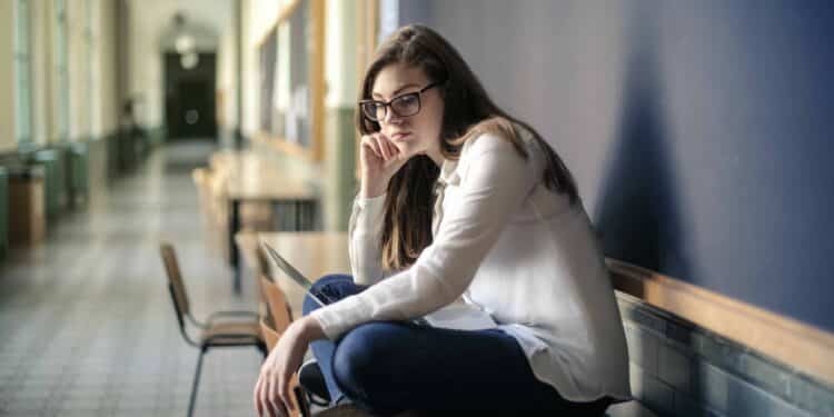 pexels-Andrea-Piacquadio- jeune fille stressée le jour de l'examen