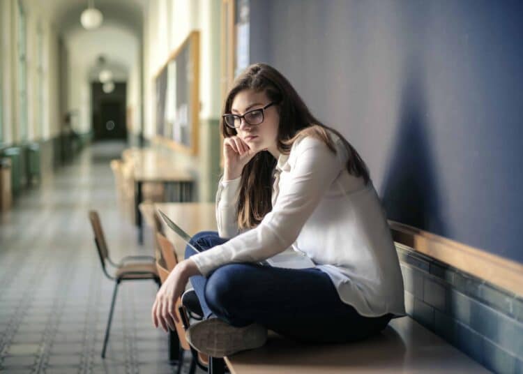 pexels-Andrea-Piacquadio- jeune fille stressée le jour de l'examen