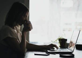 jeune fille étudie la journée ou la nuit