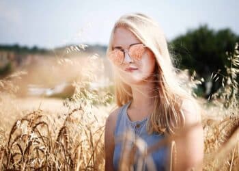 fillle blonde lunettes choses à faire avant ses 25 ans