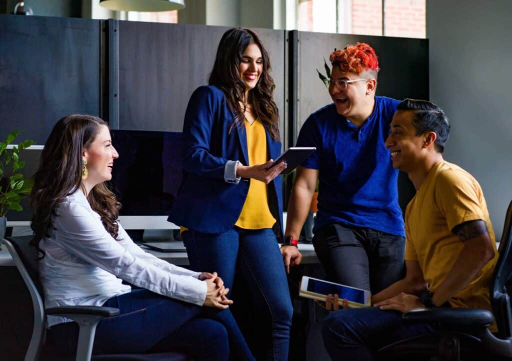 4 étudiants qui parlent différences entre universités et hautes écoles