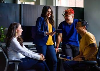 4 étudiants qui parlent différences entre universités et hautes écoles