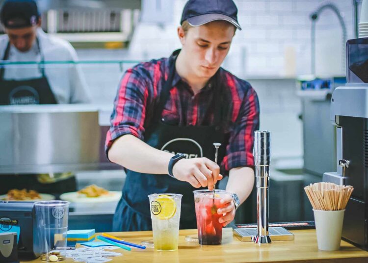 garçon qui travaille je continue mon job étudiant pendant mes examens