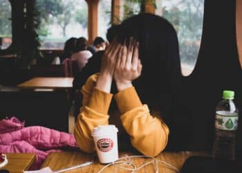 fille qui se cache je suis un.e etudiant.e timide