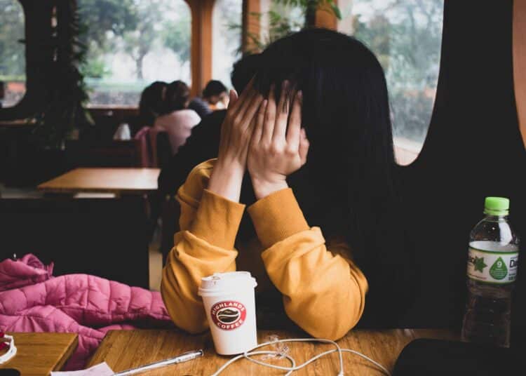 fille qui se cache je suis un.e etudiant.e timide