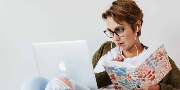 fille devant ordinateur et cahier organisation job et examens est ce possible
