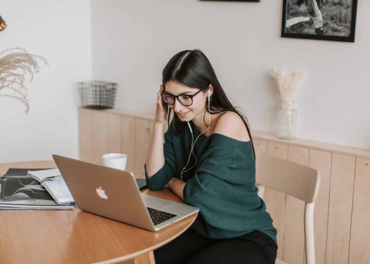 pexels Vlada Karpovich - fille devant ordinateur et sourit les meilleures séries comiques à regarder sur netflix