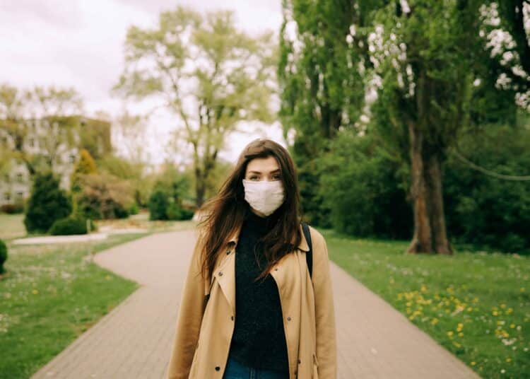 fille dans la rue avec masque les phrases que tu as marre d'entendre depuis que le covid existe