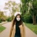 fille dans la rue avec masque les phrases que tu as marre d'entendre depuis que le covid existe