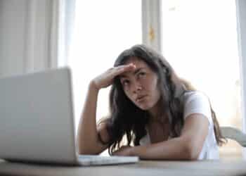 fille ennuyée 5 mauvaises habitudes pendant les études