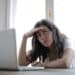 fille ennuyée 5 mauvaises habitudes pendant les études